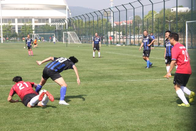 库里33+8文班亚马32+9+5+4 勇士险胜马刺4连胜